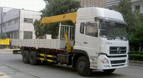 東風天龍隨車起重運輸車