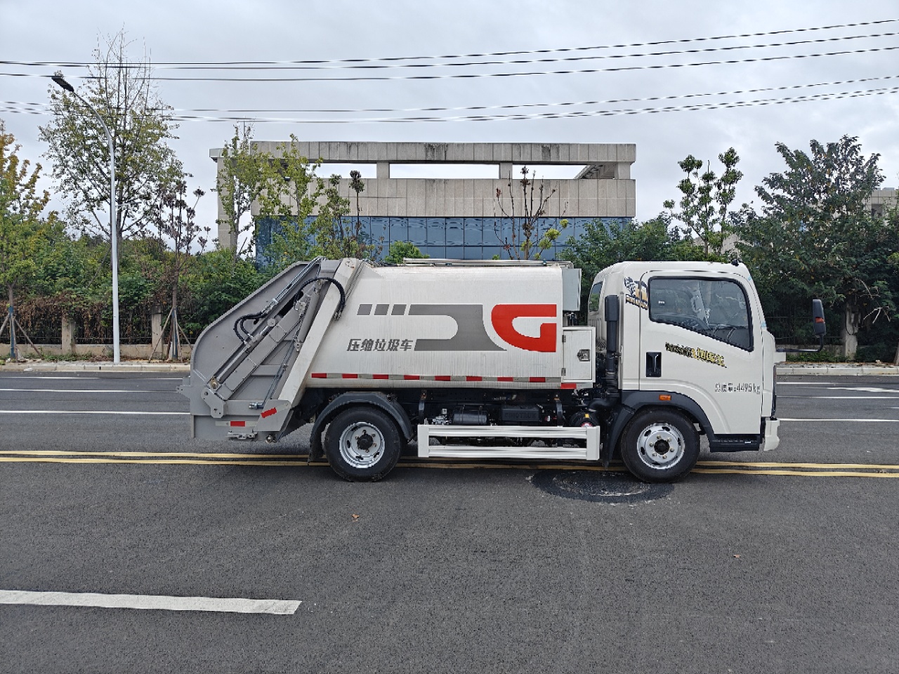 重汽豪沃地下室壓縮垃圾車